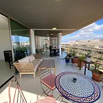 Bay View One, Stunning 3 Bed Condo With Sea View & Rooftop Pool