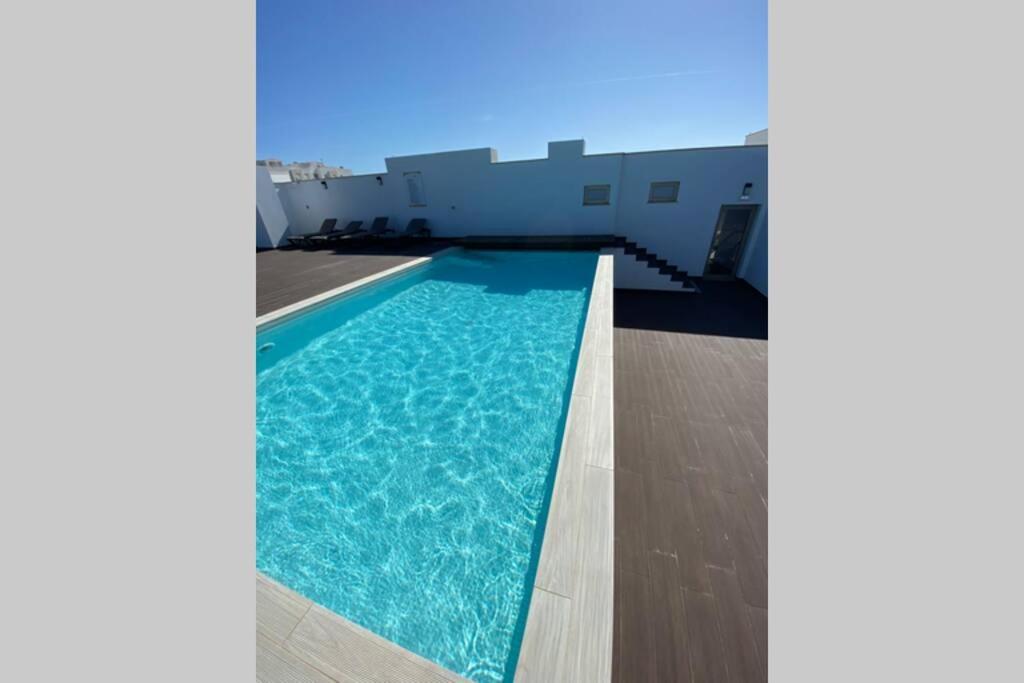 Bay View One, Stunning 3 Bed With Sea View & Rooftop Pool Apartment *